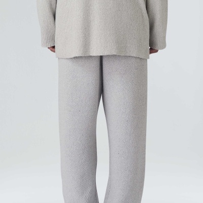 Calças largas de malha cinza claro usadas com suéter cinza claro e sapatos pretos