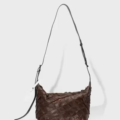 Mala castanha com padrão de escamas e alça preta ajustável