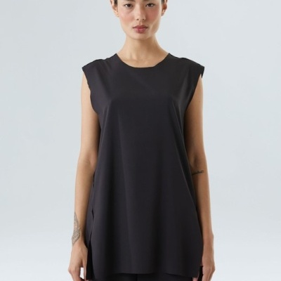 Top preto sem mangas com gola redonda e corte solto