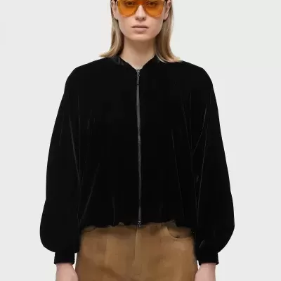 Casaco preto de veludo com fecho e óculos âmbar