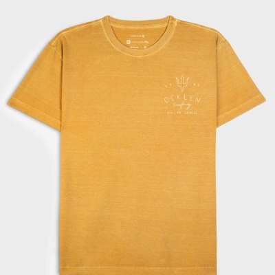 Camiseta amarela mostarda com estampagem branca no peito