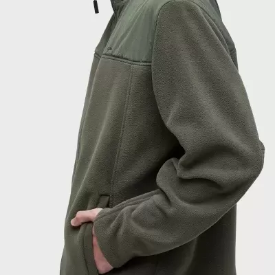 Casaco polar verde-oliva com fecho e bolso frontal em modelo de perfil.