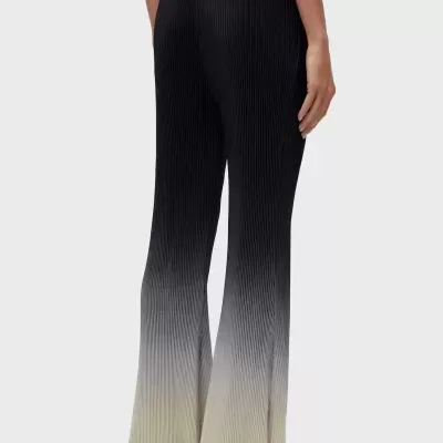Calças plissadas com padrão degradê do preto ao cinza claro/bege vistas da traseira