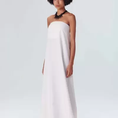 Vestido longo branco sem alças com colar preto