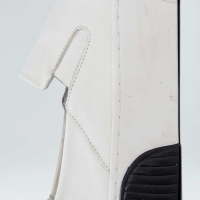 Sapato branco em couro com sola preta e recortes costurados