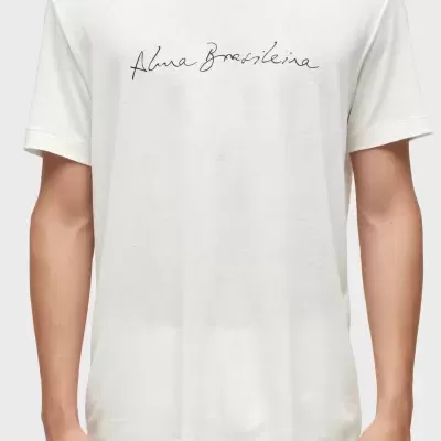 T-shirt branca com texto Alma Brasileira no centro do peito