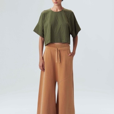 Conjunto de t-shirt verde e calças largas castanho claro em modelo