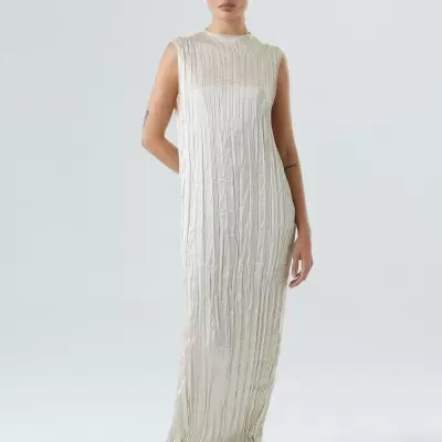 Vestido longo branco com textura franzida