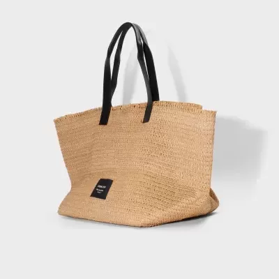 Sacola tote bag bege trançada com alças pretas e etiqueta OSKLEN