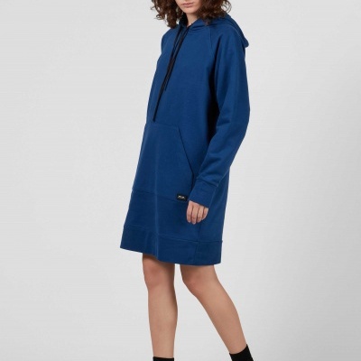 Vestido hoodie azul com bolso canguru e capuz, usado com meias pretas e sapatilhas brancas.