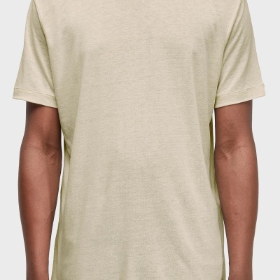 T-shirt masculina bege claro de manga curta com gola redonda e calças de ganga azul