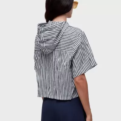 Blusa raya branca e azul com capuz e mangas curtas vista de costas