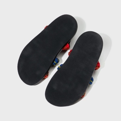 Ténis infantis com sola preta e detalhes coloridos visíveis