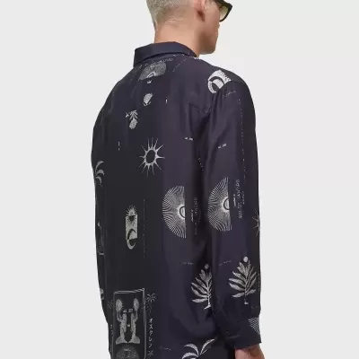 Camisa masculina preta com padrões brancos vista de costas.