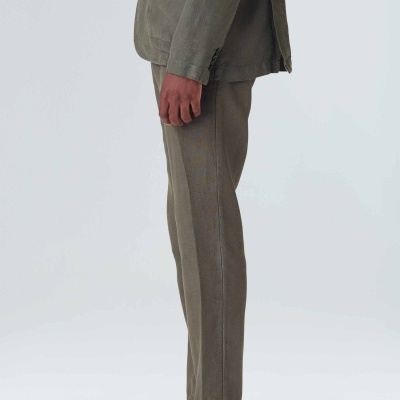 Calças justas verdes com sapatos pretos em fundo branco