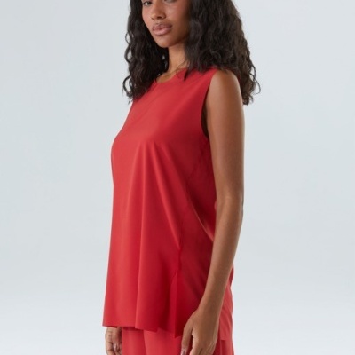 túnica vermelha sem mangas em tecido liso