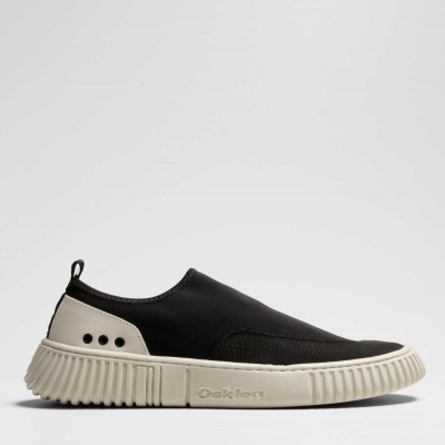 Tênis slip-on preto com sola branca e detalhe bege na parte de trás