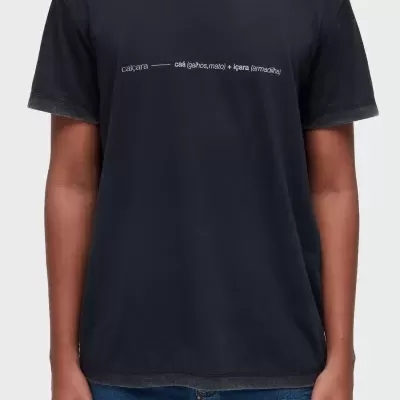 T-shirt preta com texto branco 