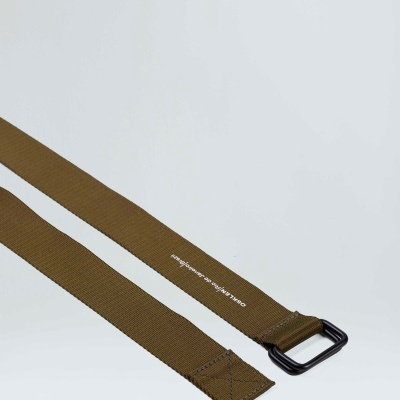 Cinto de tecido castanho com fivela preta e texto impresso