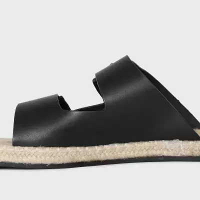 Sandália preta com tiras largas e sola de juta trançada