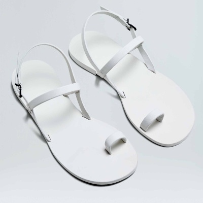 Sandálias brancas minimalistas com tiras finas e fecho preto