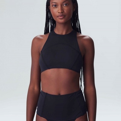 Biquíni preto com top de gola alta e slip de cintura alta em tecido liso