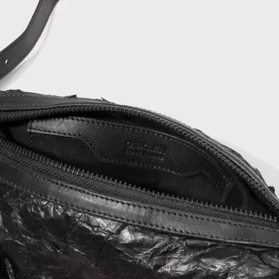 Bolsa preta em pele texturada com fecho e etiqueta interior