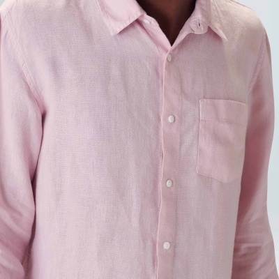 Camisa rosa claro de homem com bolso e botões brancos