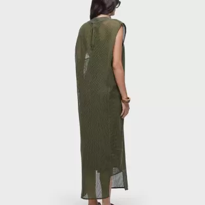 Vestido comprido de malha verde-oliva com riscas finas e transparência, usado por mulher de costas.
