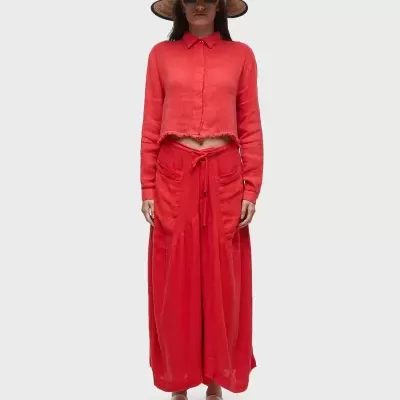 Conjunto feminino vermelho com chapéu de palha e sapatos vermelhos e brancos