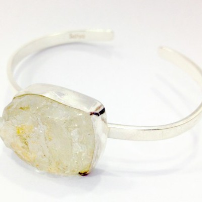 Pulseira metálica prateada com pedra bruta amarelada