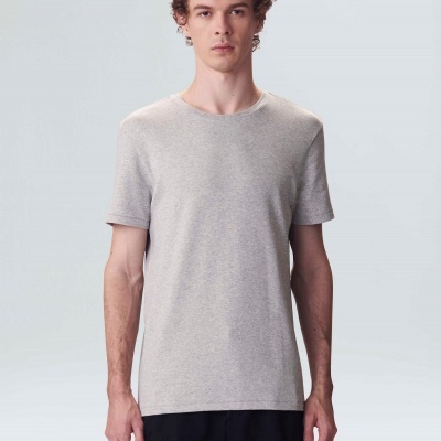 Homem vestindo t-shirt cinza claro de manga curta com gola redonda