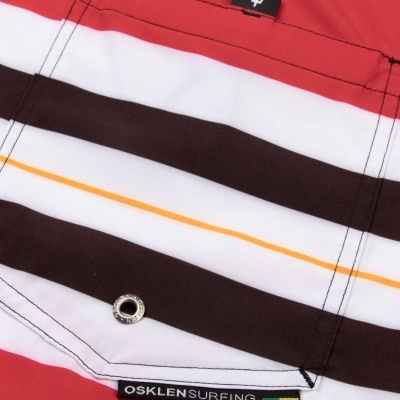 Detalhe de tecido com riscas coloridas e etiqueta OSKLEN SURFING