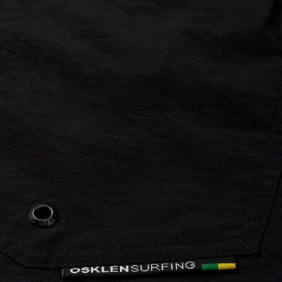 Bolso de roupa preta com etiqueta OSKLEN SURFING e ilhó metálico