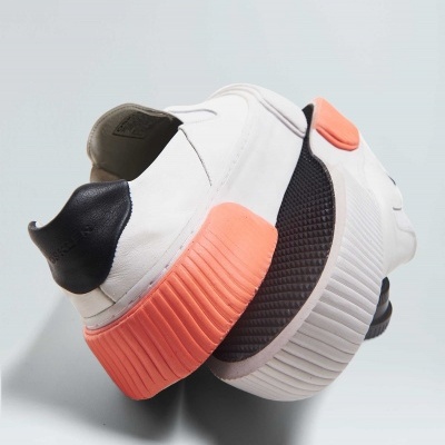 Sapatos desportivos brancos com sola colorida e textura ondulada