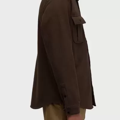 Camisa castanha felpuda com bolso de botão e botões pretos