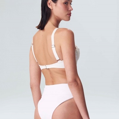 Conjunto de lingerie feminino branco com soutien e cueca de cintura alta