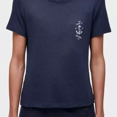 T-shirt feminina azul escuro com estampa branca pequena no peito com texto e âncora