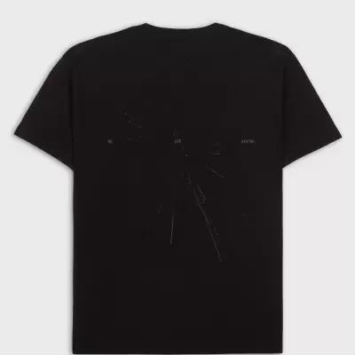 T-shirt preta de manga curta com padrão escuro nas costas