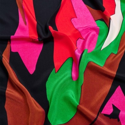 Tecido estampado com padrão abstrato em várias cores