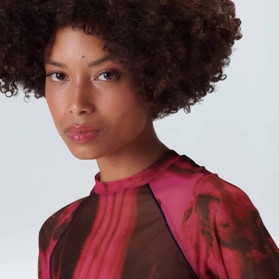 Blusa feminina em tecido transparente vermelho com padrão abstrato preto