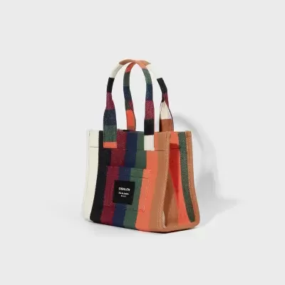 Mala de mão colorida às riscas verticais com alças acolchoadas e etiqueta preta com texto