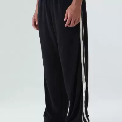 calças desportivas pretas com riscas brancas laterais e cordão