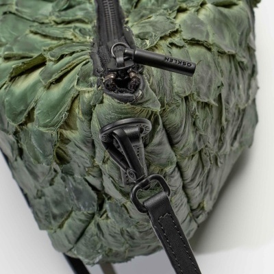 Mala verde com textura de folhas e alça preta