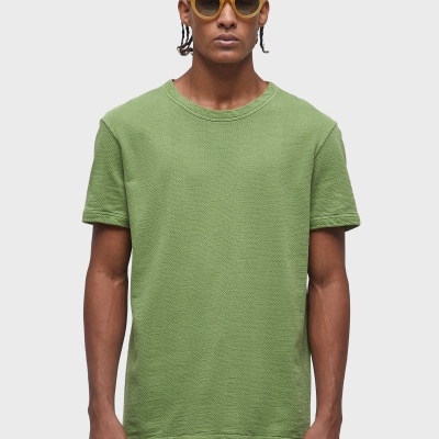 Homem com t-shirt verde e óculos de sol amarelos