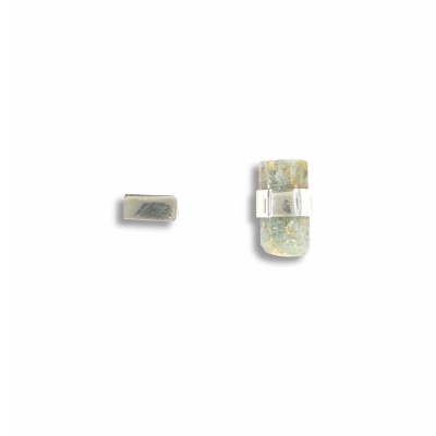 Dois pequenos objetos em pedra com suporte metálico sobre fundo branco.