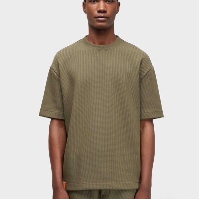 Homem a usar conjunto de t-shirt e calções verdes de malha waffle.