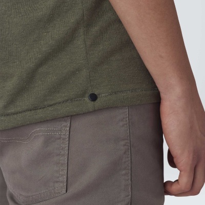 Parte inferior de t-shirt verde e calças castanhoadas com bolso, fundo branco