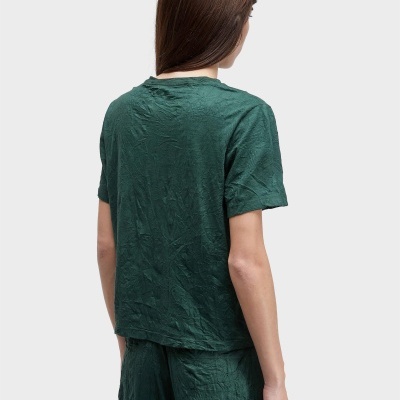 T-shirt verde escuro de manga curta com textura amarrotada vista de trás