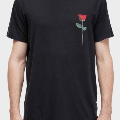 T-shirt preta com uma rosa vermelha estampada no peito esquerdo